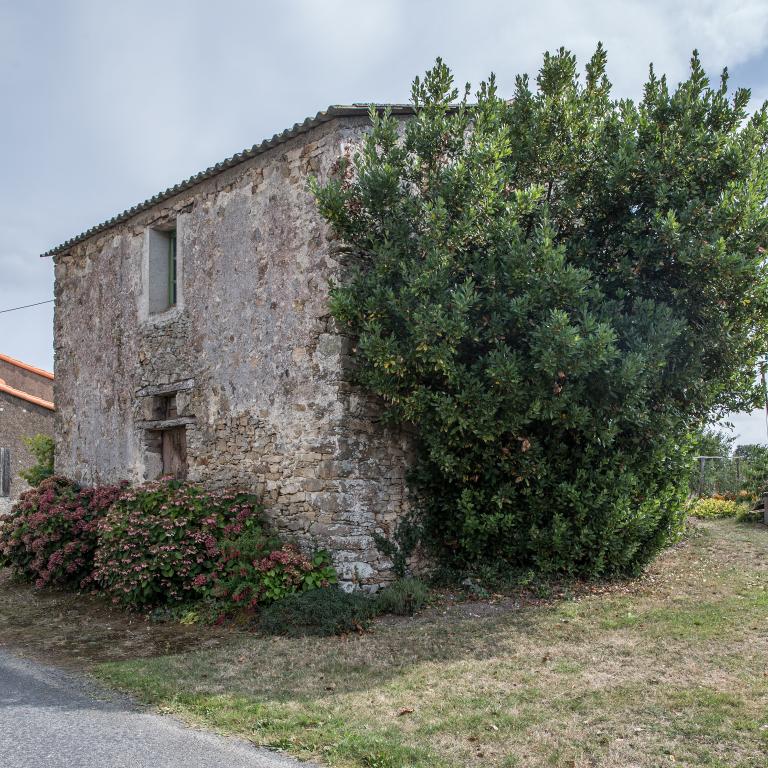 Habitation avec étage en surcroît habité. Façade postérieure. La Grenaudière, Maisdon-sur-Sèvre. Cadastre 2018, BL 01-203.