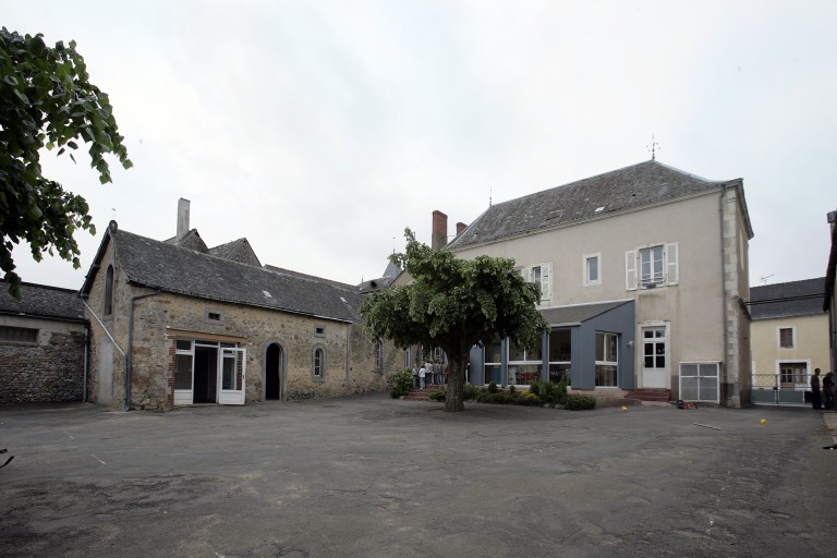 Ferme dite de la Grande Maison, puis maison, puis mairie-école de garçons, actuellement école maternelle et primaire - 9 rue des Deux-Églises, Saulges