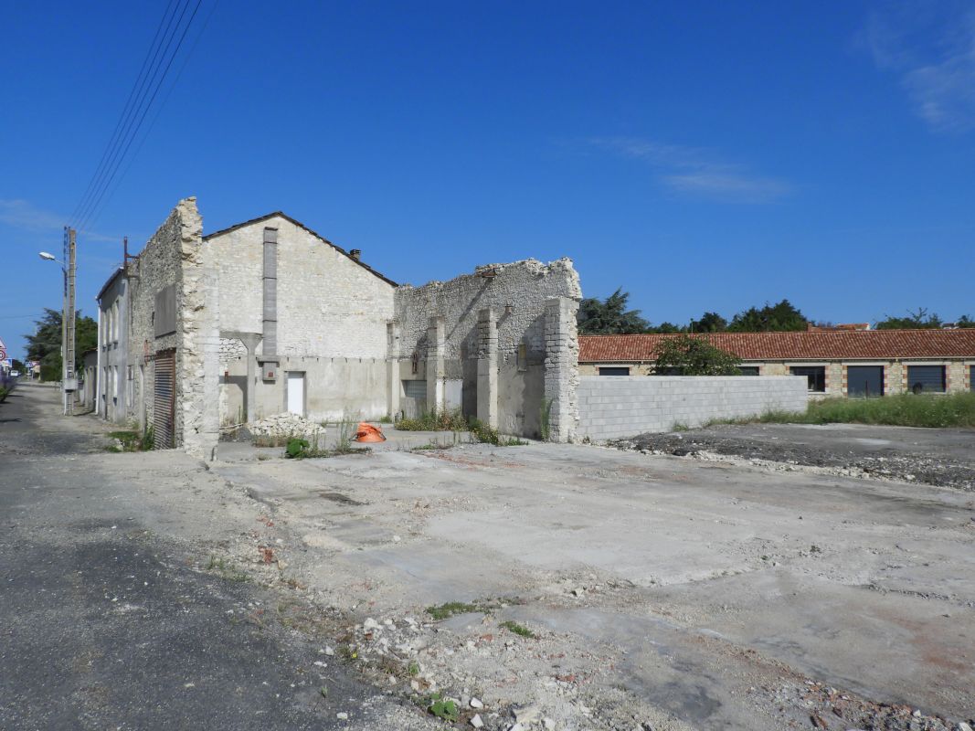 Usine de vaseline (vestiges), puis atelier de vannerie, actuellement maisons ; route de Fontenay