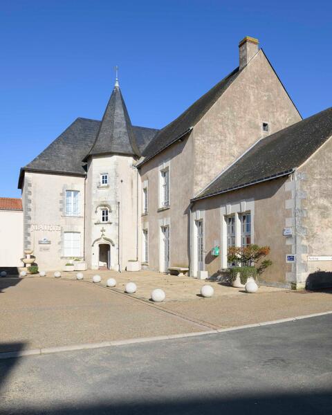 Manoir dit logis de la Prévôté, puis mairie et école, aujourd'hui mairie déléguée de Saint-Laurent-du-Mottay
