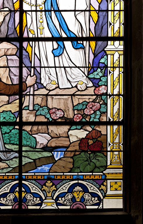 Verrière historiée : apparition de la Vierge à Lourdes (baie 1) - Église paroissiale Saint-Georges, Saint-Georges-le-Gaultier