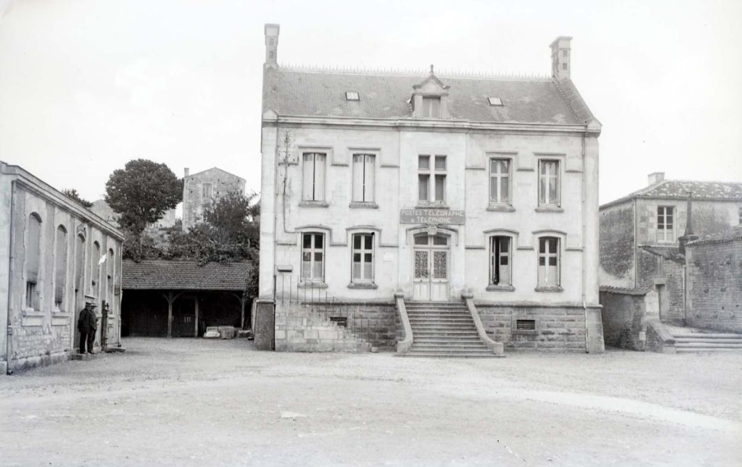 Ecole primaire publique de filles, puis bureau de poste, puis mairie, actuellement salles de réunions