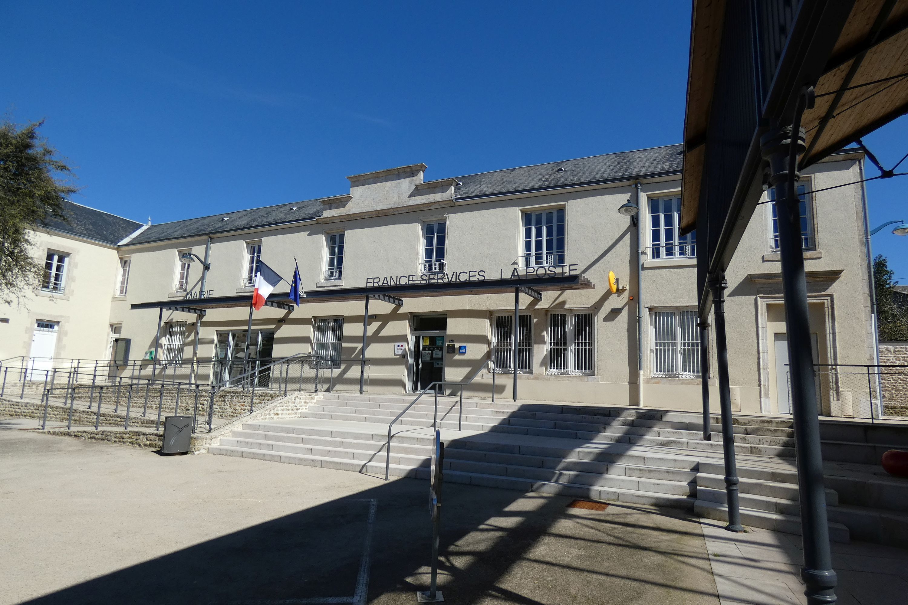 Ecole primaire publique de garçons puis bureau de poste, actuellement mairie