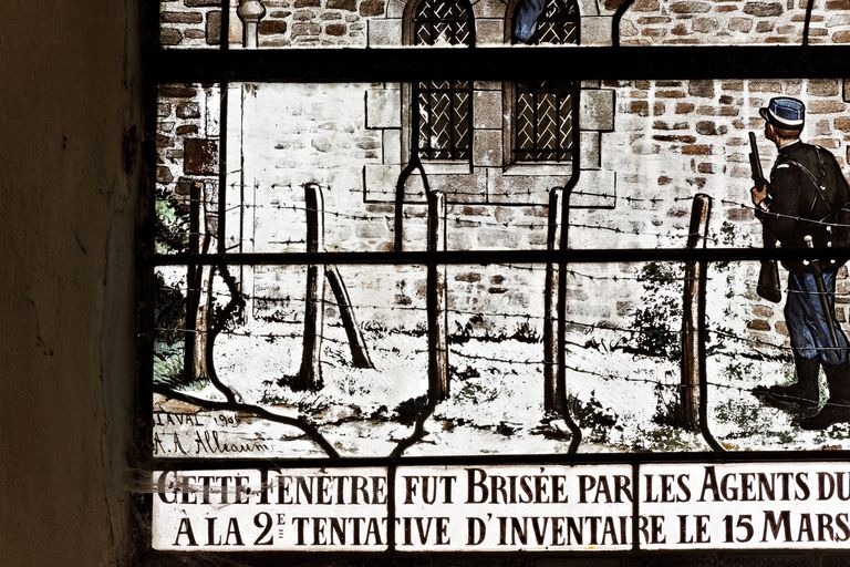 Verrière historiée : gendarmes brisant une verrière lors de l'inventaire de 1906 (baie 9) - Église paroissiale Saint-Martin, Montjean