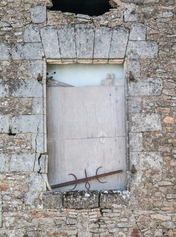 Baie d'habitation en tuffeau. La Fennetière, Le Loroux-Bottereau. Cadastre 2018, BL 01-230.