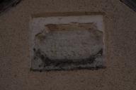 7, rue de St-Hubert : dalle gravée sur le pignon d'un petit bâtiment accolé à la maison côté rue. Date : 1777.