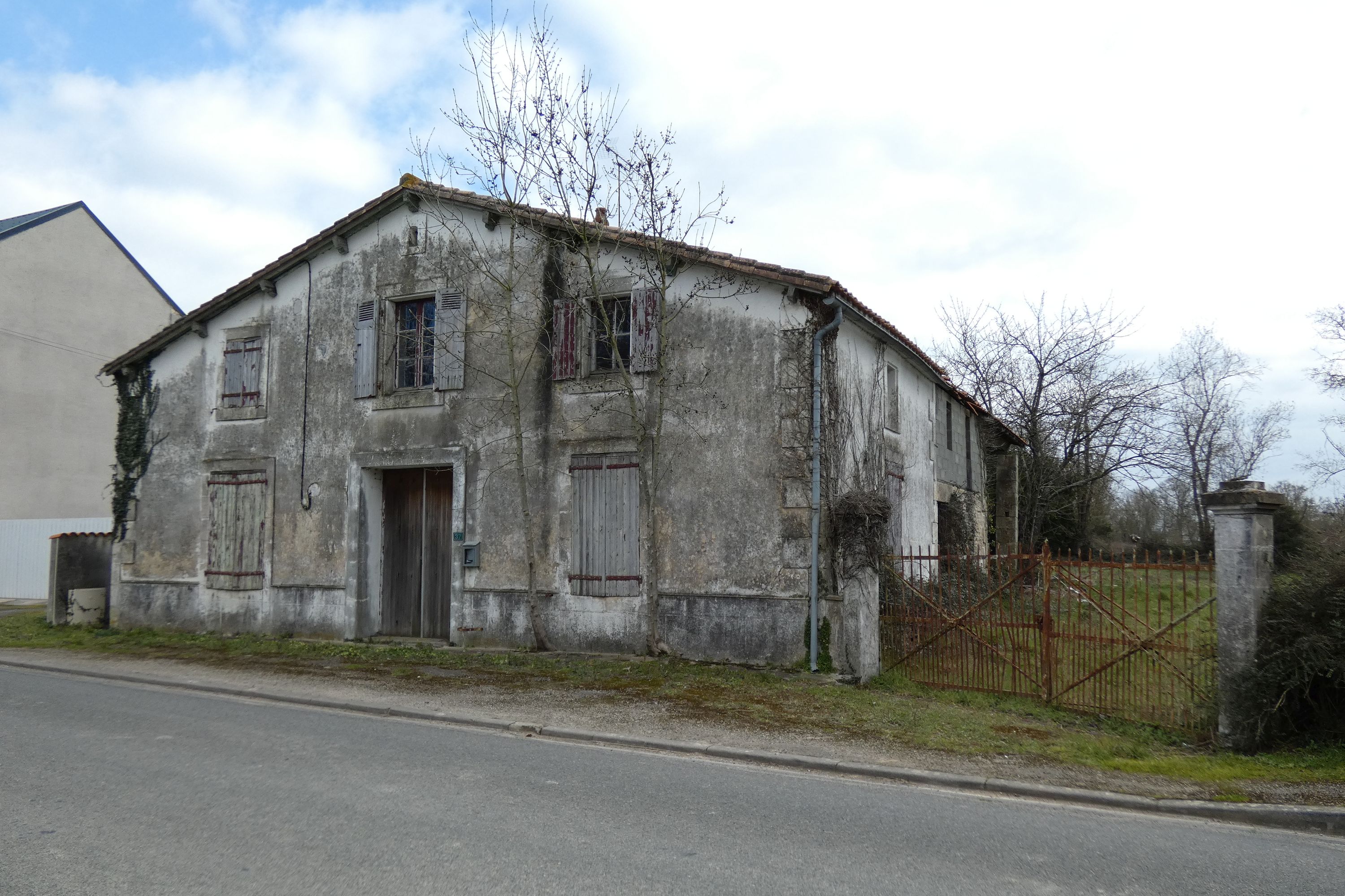 Ferme, café, magasin de commerce, actuellement maison, 37 route des Pictons