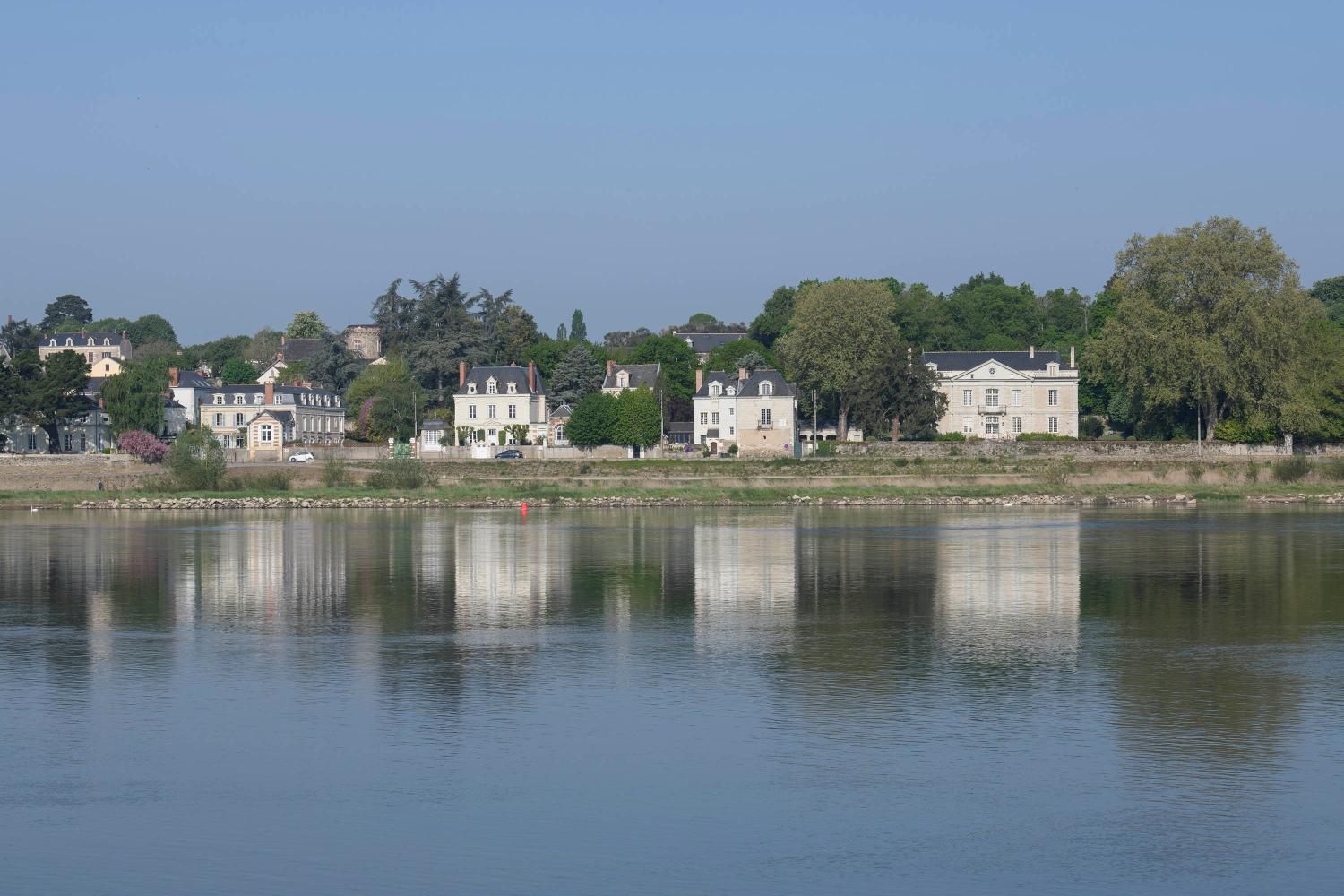 Vue du village de la Pointe depuis la rive sud de la Loire. Le quai du Port-Boulet et le Petit-Serrant.