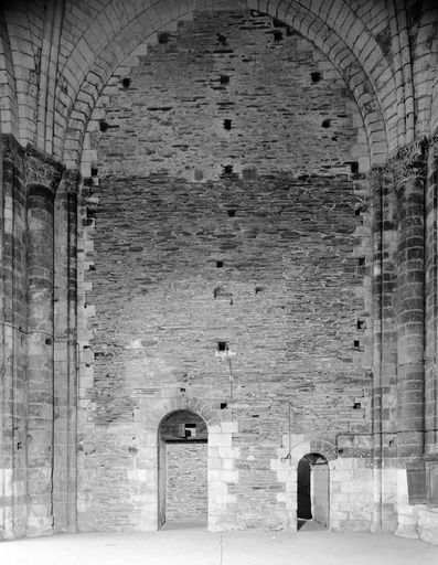 Abbaye de bénédictins puis de mauristes, dite abbaye Saint-Aubin, actuellement hôtel du Département et préfecture de Maine-et-Loire