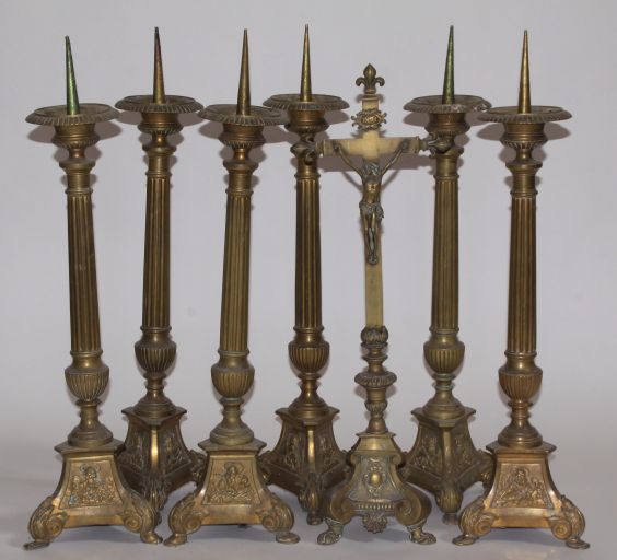 Garniture de l'autel de la Vierge : 6 chandeliers, croix d'autel