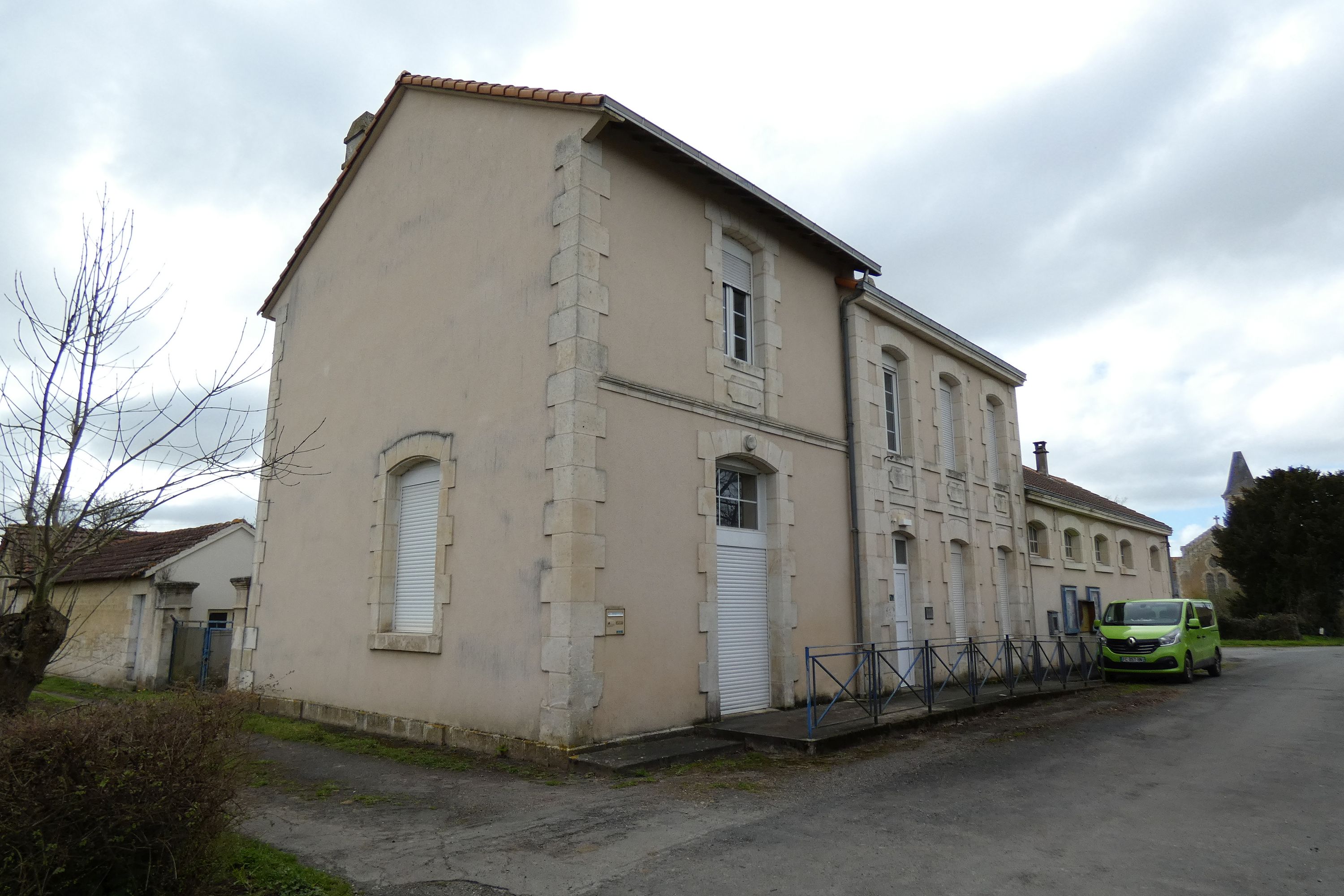 Mairie et école primaire de Sainte-Christine, actuellement salle des fêtes, 24 rue du Champ-de-la-Ville