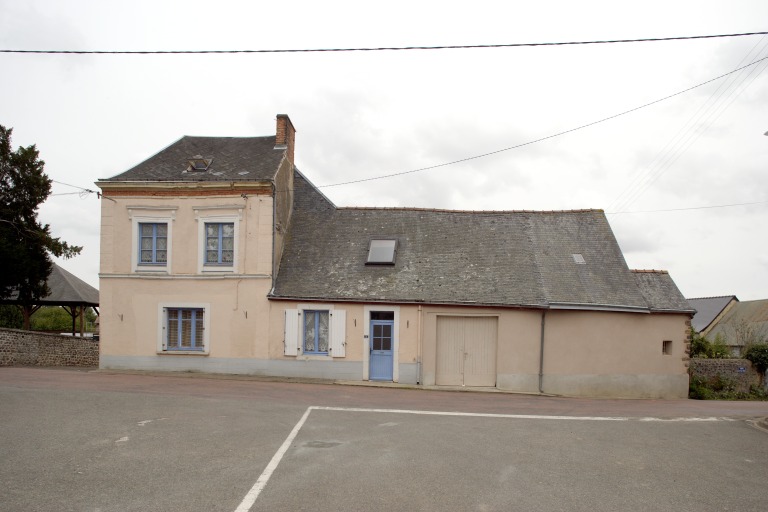 Maison - 2 place Adam-Becker, 1ère maison, Blandouet