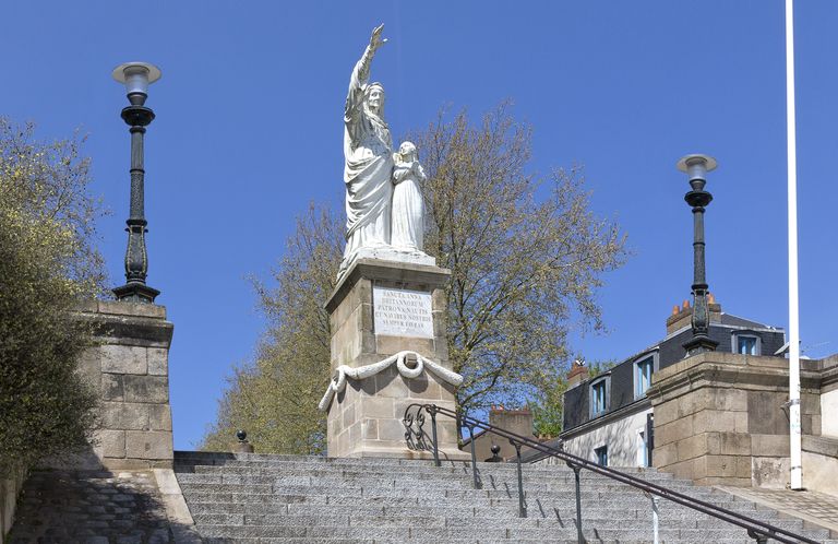 Escalier et statue Sainte-Anne, avenue Sainte-Anne