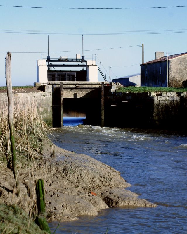 Porte du canal du Clain ou des Grands Greniers, maison de garde