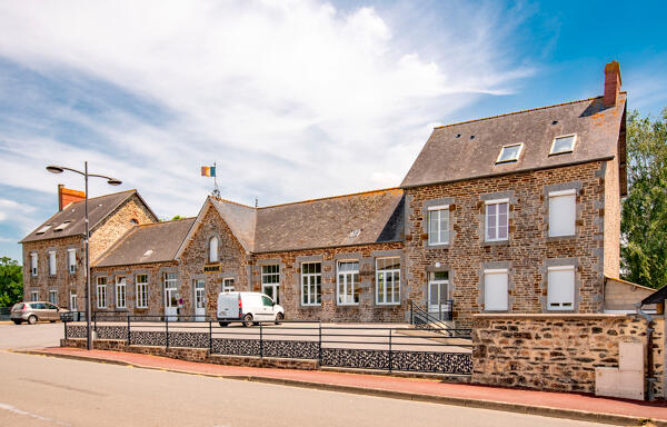 Mairie-école-logements des instituteurs de Saint-Julien-du-Terroux, actuellement mairie, salle des fêtes et logements