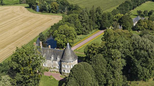 La rivière Mayenne, sinuant le long du château du Bois-de-Maine (Rennes-en-Grenouilles). 