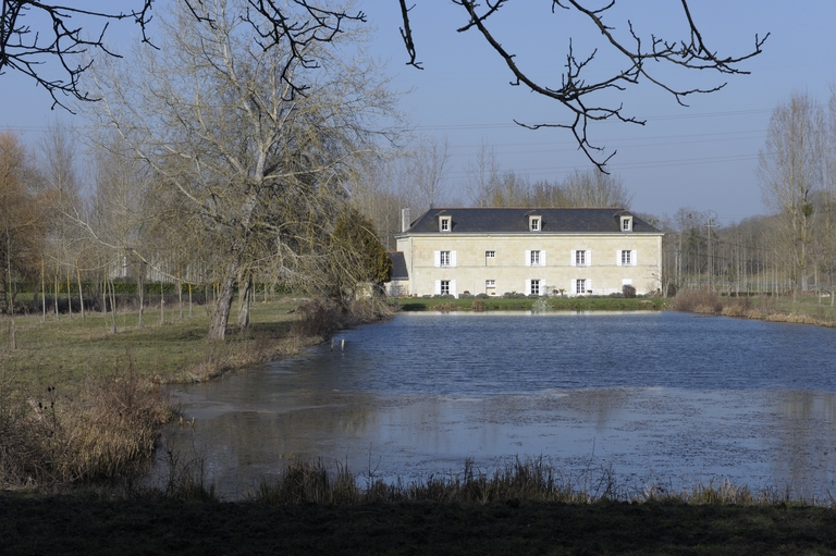 Moulin à eau de Mestré, actuellement maison, Fontevraud-l'Abbaye