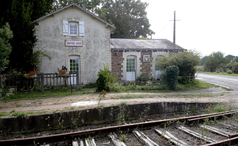 Passage à niveau, Maison de garde-barrière puis Halte