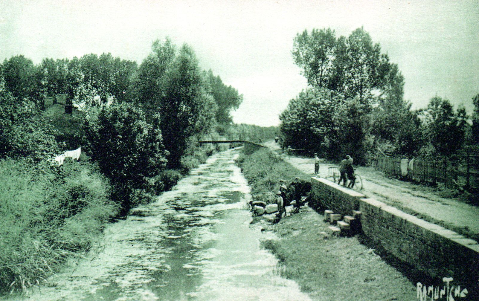 Le canal de Bourneau en amont du port de Maillé vers 1930.