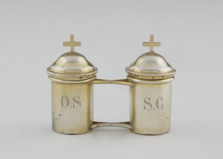 Ensemble d'ampoules aux saintes huiles et d'un coffret aux saintes huiles