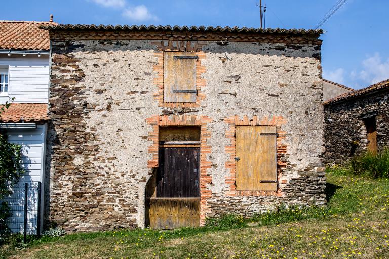 Habitation à combles à surcroît. XIXe siècle. Les briques sont installées à intervalle régulier sur leur longueur et leur largeur. Les briques sont posées sur leur champ pour former l’appui des fenêtres. La Brégeonnière, La Boissière-du-Doré. Cadastre 2018, B 01-300.