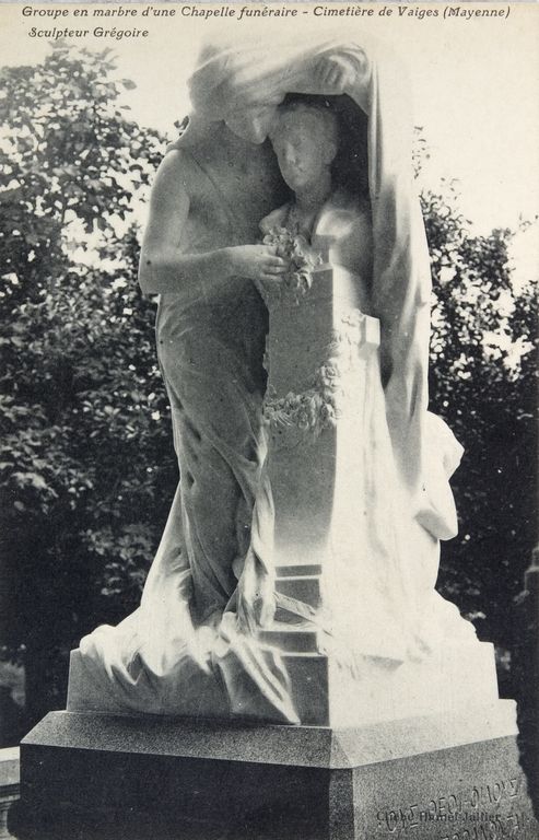 Statue : Femme enveloppant le buste de Jacques Robert - Chapelle funéraire de la famille Robert-Glétron