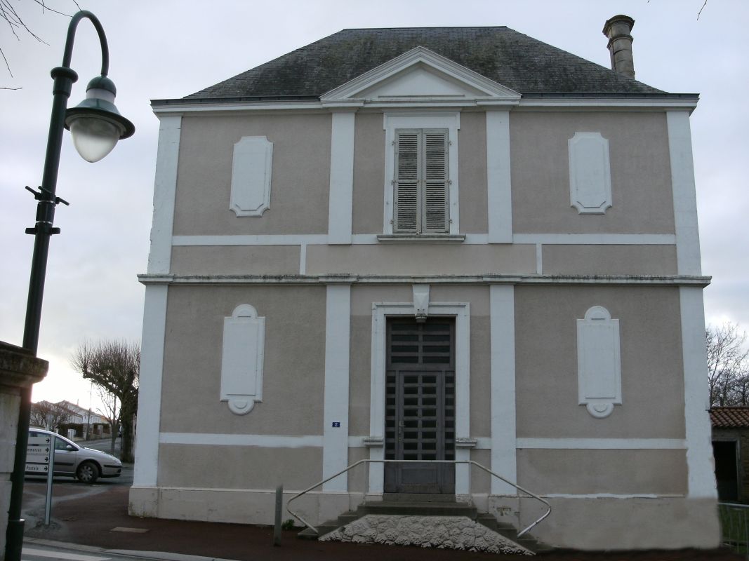 Ecole primaire publique de garçons et mairie puis bureau de poste, actuellement salle des fêtes, salle de musique et charcuterie