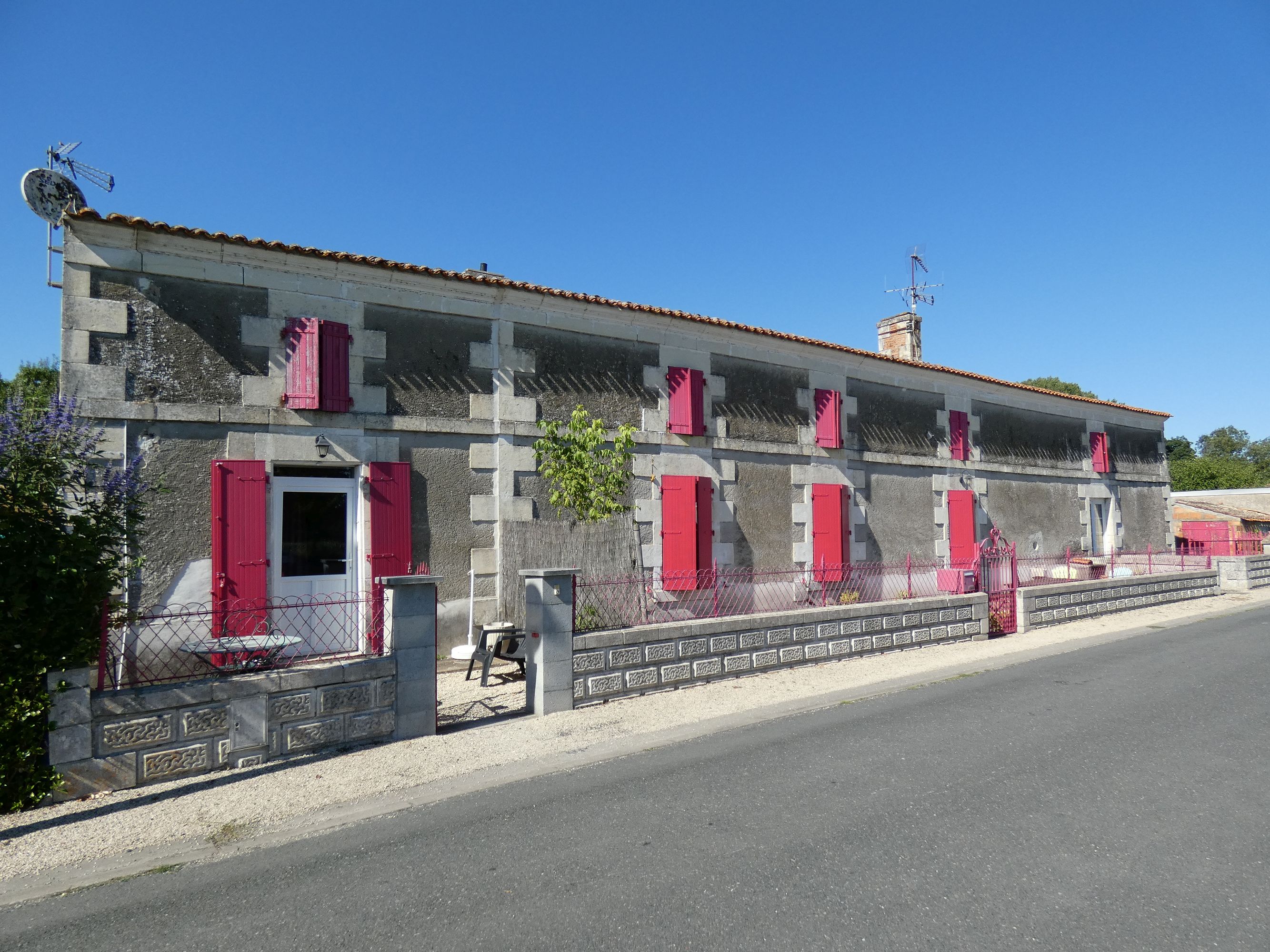 Ferme, actuellement maison ; Village de la Sèvre, 27 et 29 route des Cabanes