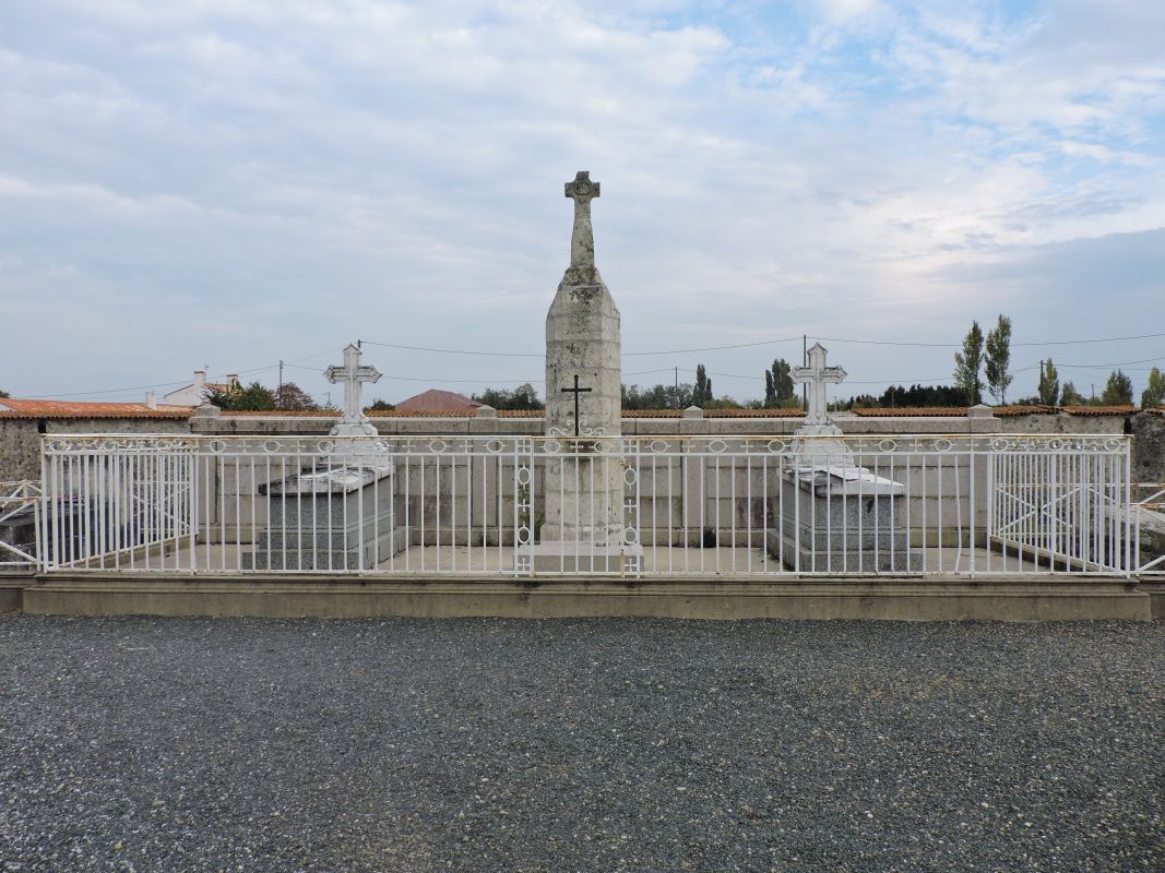 Croix de cimetière, enclos funéraire de la famille Galliot