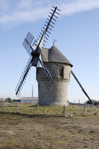Moulin à farine dit Moulin du Bout de la Rue, ou de Saint-Armel, ou de Sainte-Espérance, ou de Cramagué, ou de la Falaise