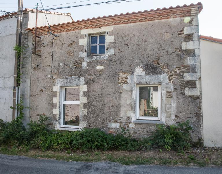 Maison d'habitation à deux niveaux. XIXe siècle. Usage du tuffeau et de la brique. La Blissière, Le Landreau.