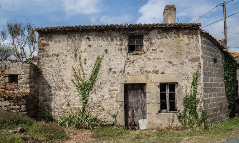 Habitation à deux niveaux habités. La Paudière, Gorges. Cadastre 2018, E 02-589. 