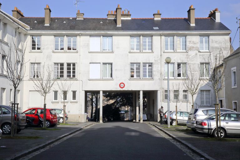 Immeuble à logements, rue du Docteur-Grimaud et rue des Perrières