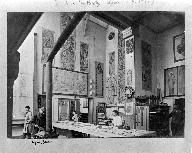 L'intérieur de l'atelier du Dôme, à Laval, au début du XXe siècle, avec Gaston Nelz, Auguste Alleaume, un apprenti, Léon Desnoyers et Touchard.