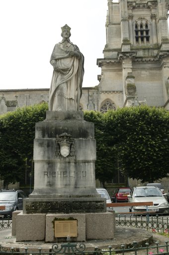 Monument au cardinal de Richelieu,  place Richelieu