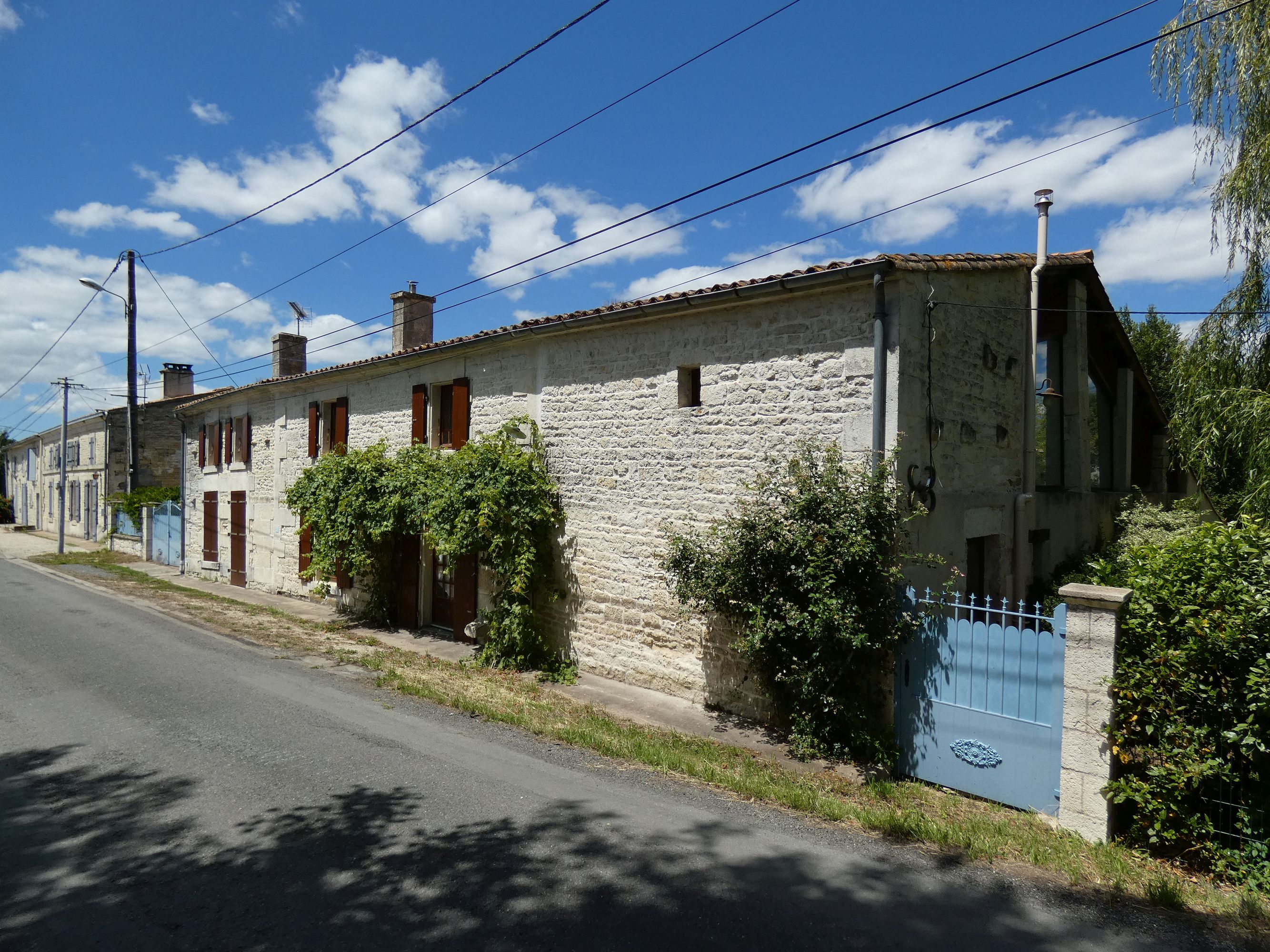 Ferme, actuellement maisons ; Village de la Sèvre, 24 et 26 route de Chambrun