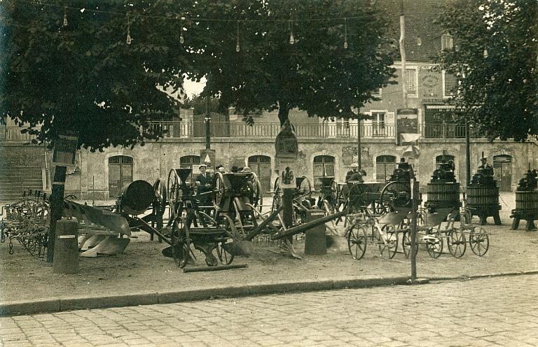 Le quartier de la halle marchande de Bonnétable puis place du Marché.