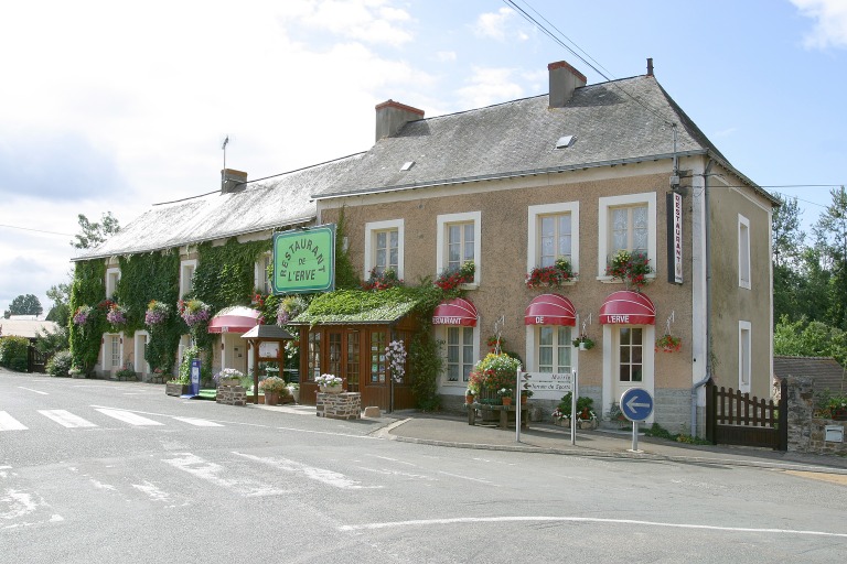 Auberge de la Croix d'or, actuellement restaurant de l'Erve - 14 rue Nationale, Saint-Jean-sur-Erve