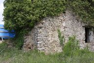 Détail des élévations sud et est de l'ancien logis : l'arétier sud de la partie centrale du mur gouttereau est (???????)et le ressaut du coffre de cheminée du pignon sud