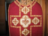 Ornement rouge n° 6 : chasuble, étole, manipule, bourse de corporal, voile de calice