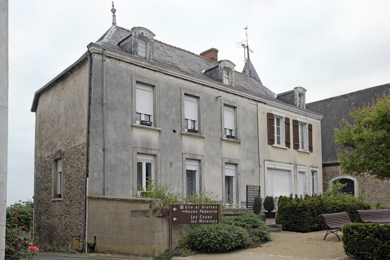 Maison du Porche, puis hôtel du Lion d'or, actuellement maison - 1 place Saint-Pierre, Saulges