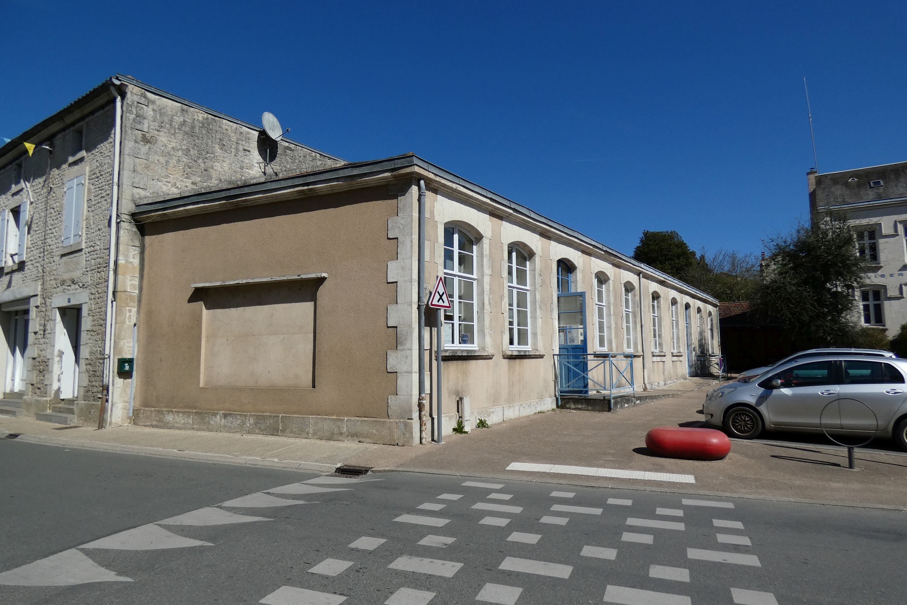 Ecole primaire publique de filles, puis bureau de poste, puis mairie, actuellement salles de réunions