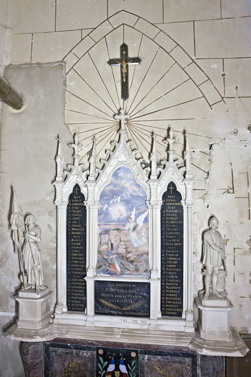 Monument aux morts, église paroissiale Saint-Pierre et Saint-Paul de Pontvallain