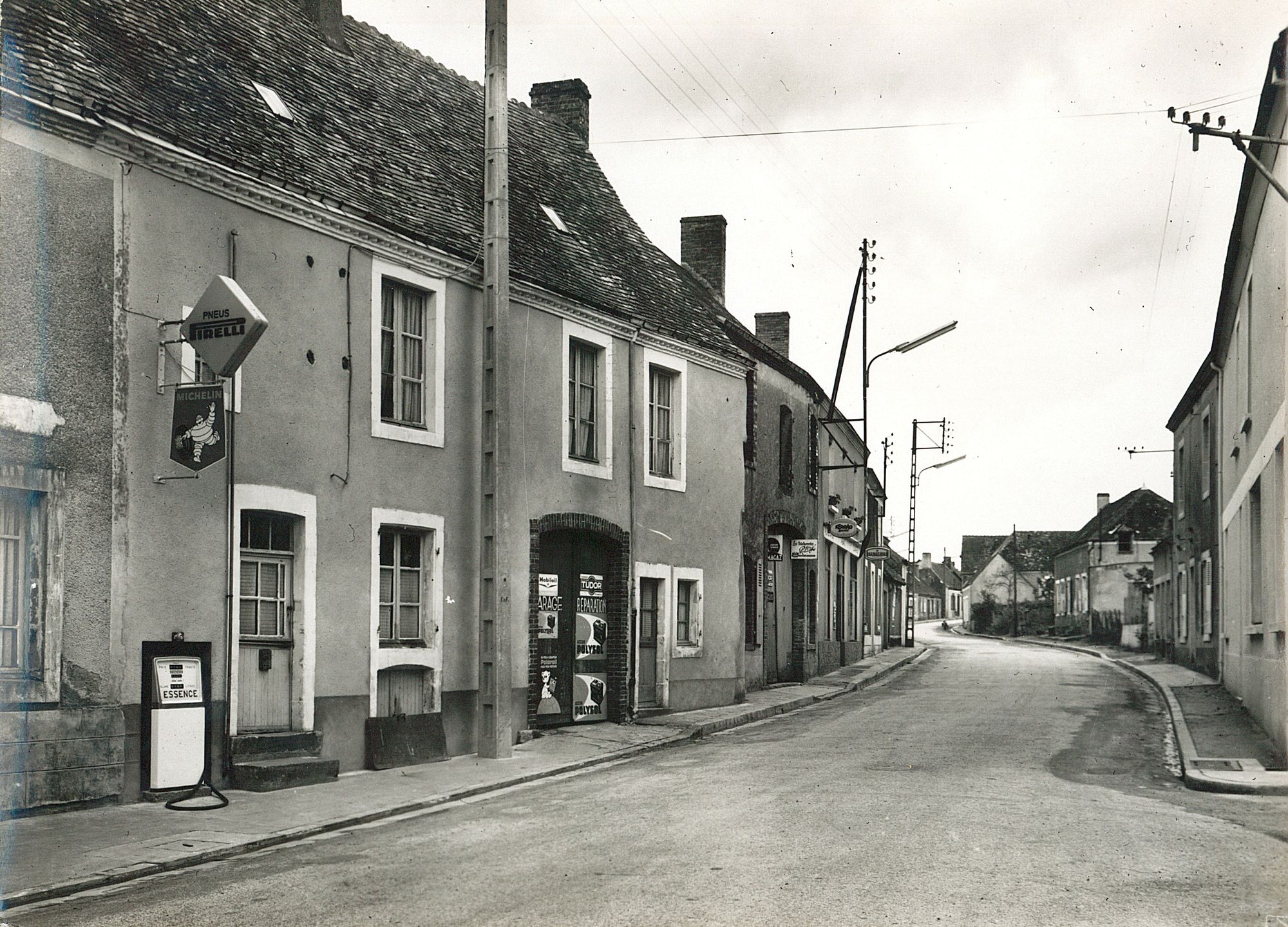 Hôtel de voyageurs puis café et maréchalerie, puis garage de réparation automobile, actuellement maison 13, place de l'Eglise.