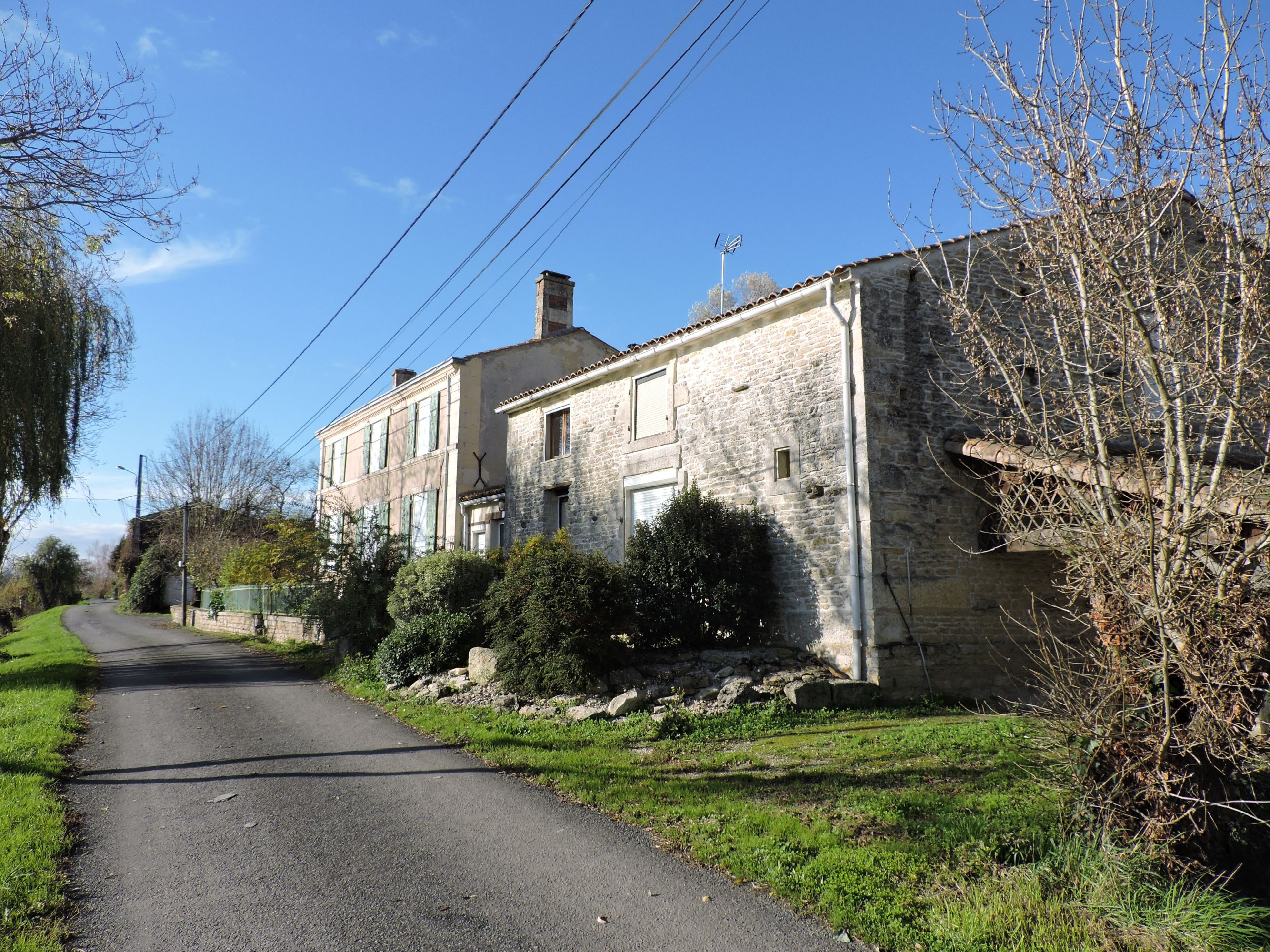 Ferme, actuellement maison ; Bazoin, 8 chemin de Bazoin