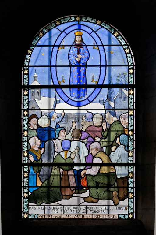 Ensemble de 3 verrières historiées : apparitions de la Vierge à la Salette, à Lourdes et à Pontmain (baies 3, 4 et 6) - Église paroissiale Saint-Pierre, Laubrières