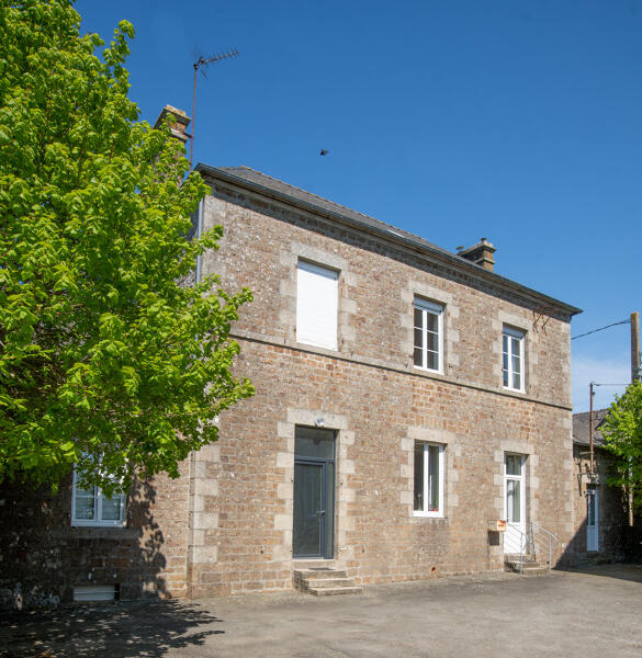 Mairie-école des garçons de Niort-la-Fontaine, actuellement maison