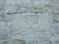 La pierre inscrite avec la date 1641 et le nom de Denis Micou, remployée sur le mur pignon nord de la maison.