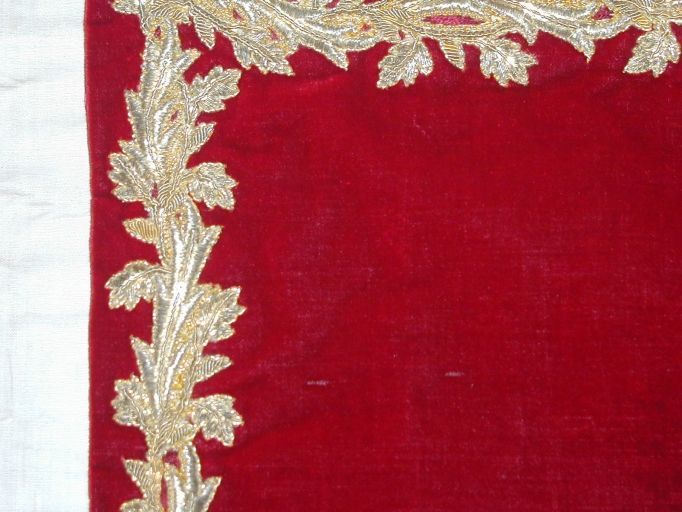 Ornement rouge n° 3 : chasuble, étole, bourse de corporal, voile de calice, pale