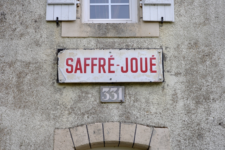 Passage à niveau, Maison de garde-barrière puis Halte